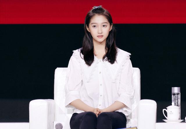 关晓彤发文自认不够优秀后，粉丝：你太