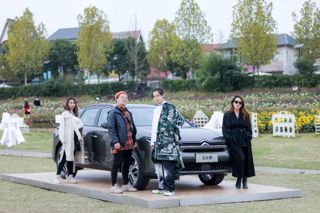 Versailles in the 2021 car market a car and a group of people, refresh