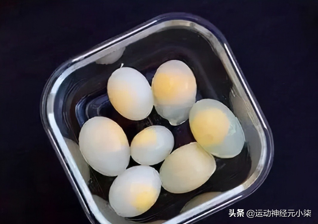 Can pigeon eggs be boiled with brown sugar?What is the color of pigeon