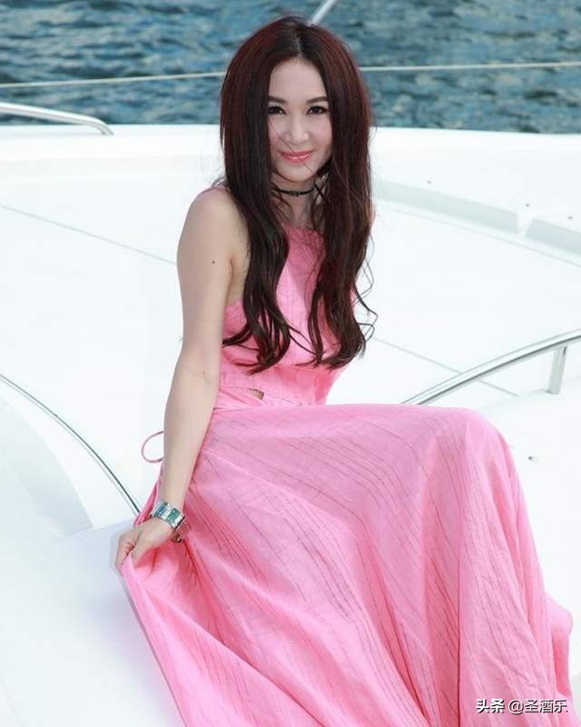 15-year-old Wen Bixia made her debut as a "porn star", and 27-year-old