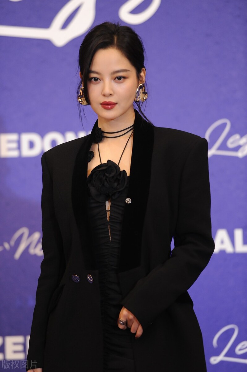 Xin Zhilei wore a black suit and stockings to attend the brand event ...