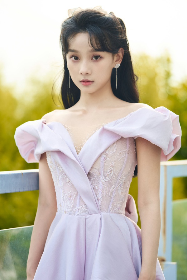 Lu Zhaohua wears a tube top and tail dress, retro and charming ...
