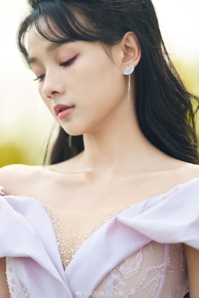 Lu Zhaohua wears a tube top and tail dress, retro and charming ...