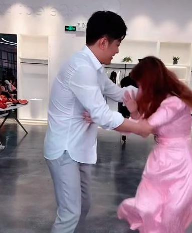 Simba live show confusing behavior?Even kick Chu Ruixue five feet and ...