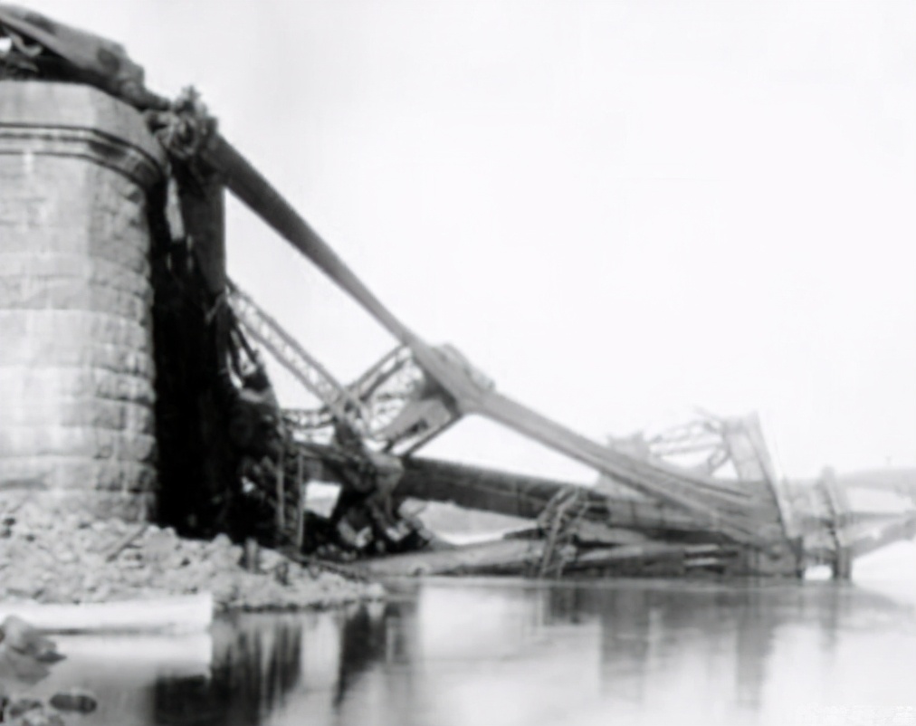 多年前加拿大大桥刚建成 近2万吨钢筋砸向地面 75人当场死亡 头条汇