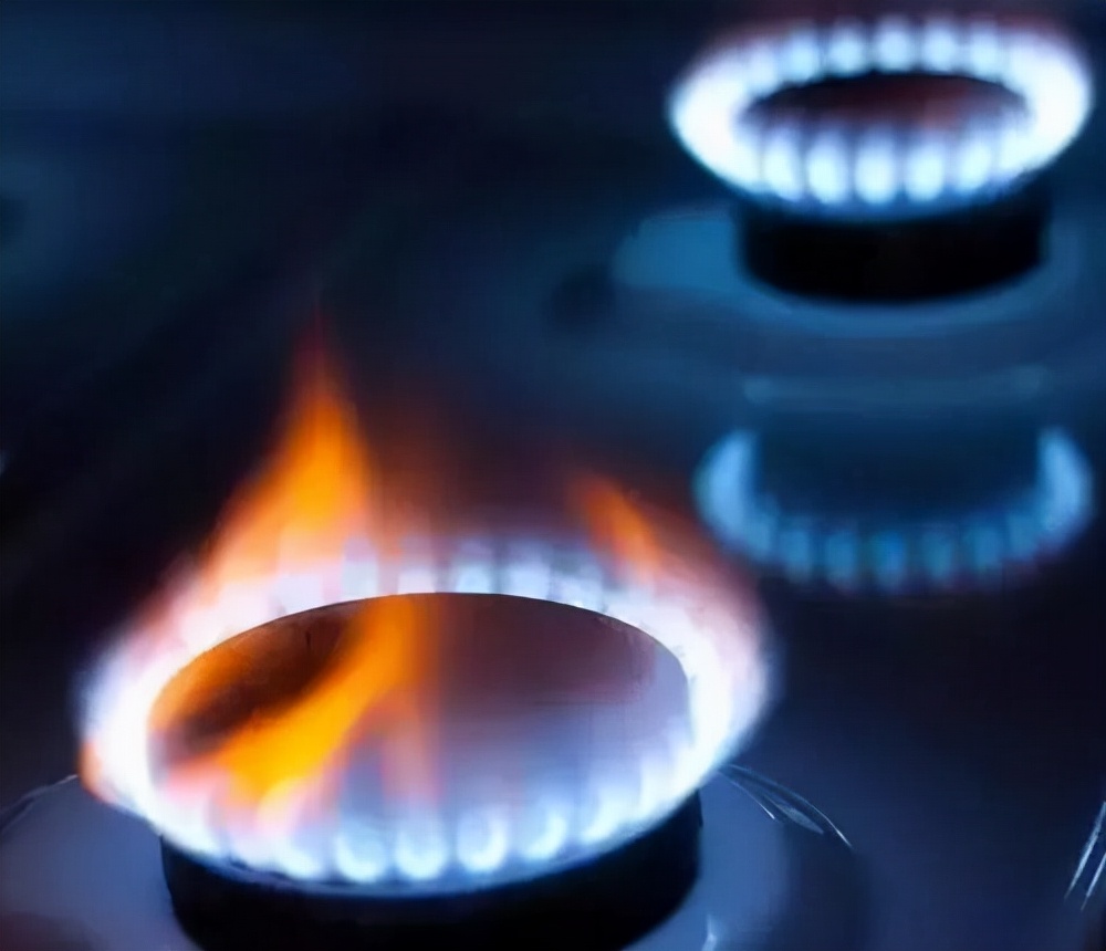 The fire of the gas stove turns green, and something is jumping out. Is