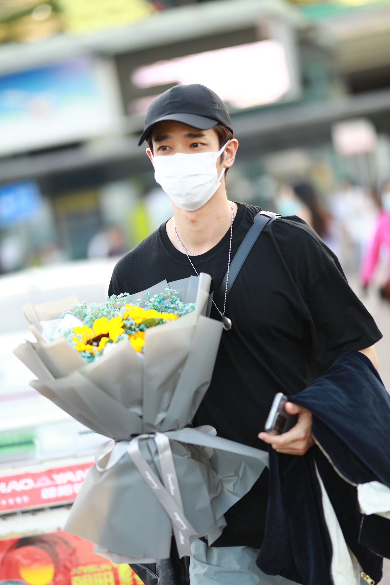 Liu Yihao showed up at the airport and was happy to receive flowers ...