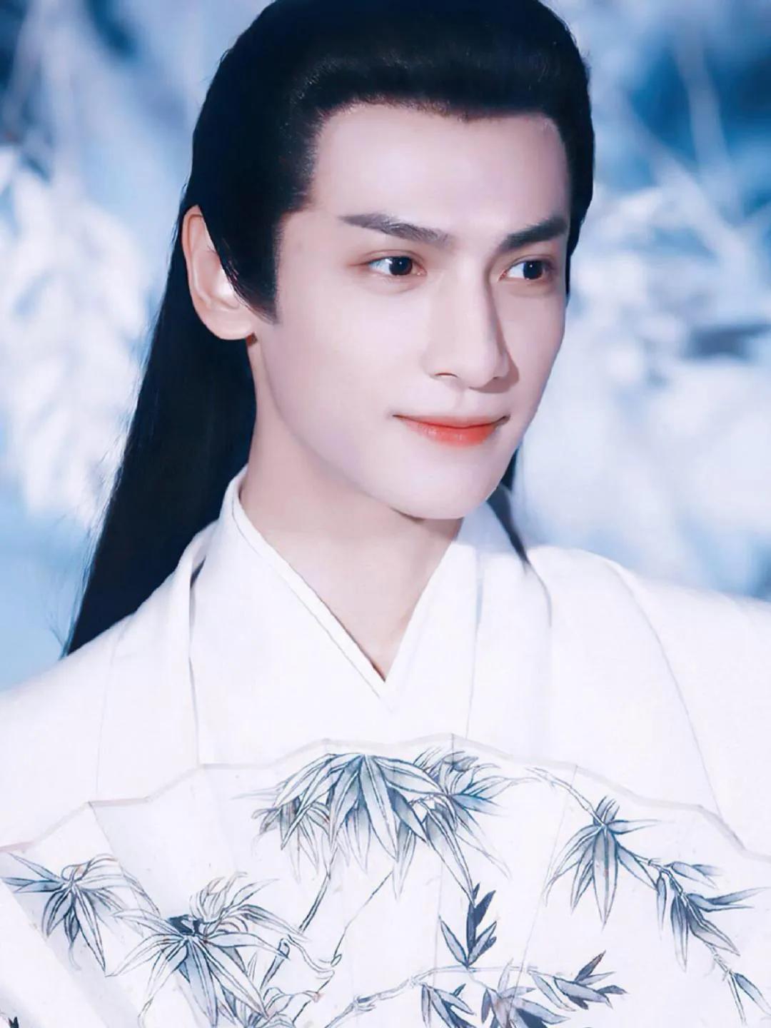 Luo Yunxi's recent photos are skinny, with prominent cheekbones, and ...