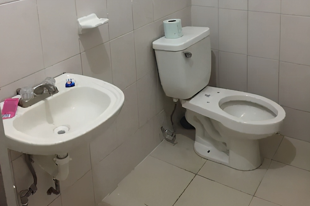 Why are there no toilet seats in Mexican toilets? iMedia