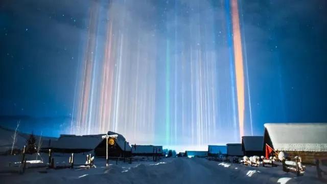 A mysterious beam of light appeared in the sky above Japan, like an ...