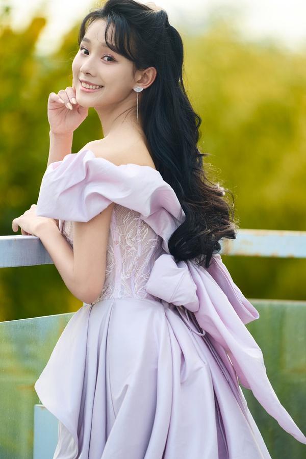 Lu Zhaohua wears a tube top and tail dress, retro and charming ...
