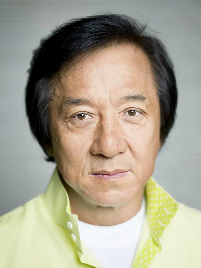 Джеки чан фото. Джеки чана девочка. Джеки чан киноактёры гонконга. Джеки чан в 30. Родители джеки чана.