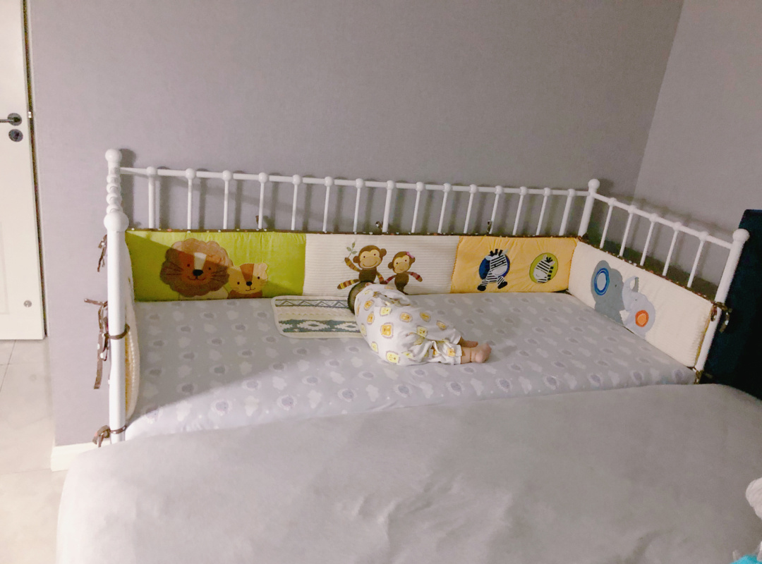 Baby over this month should sleep in separate beds, otherwise it will