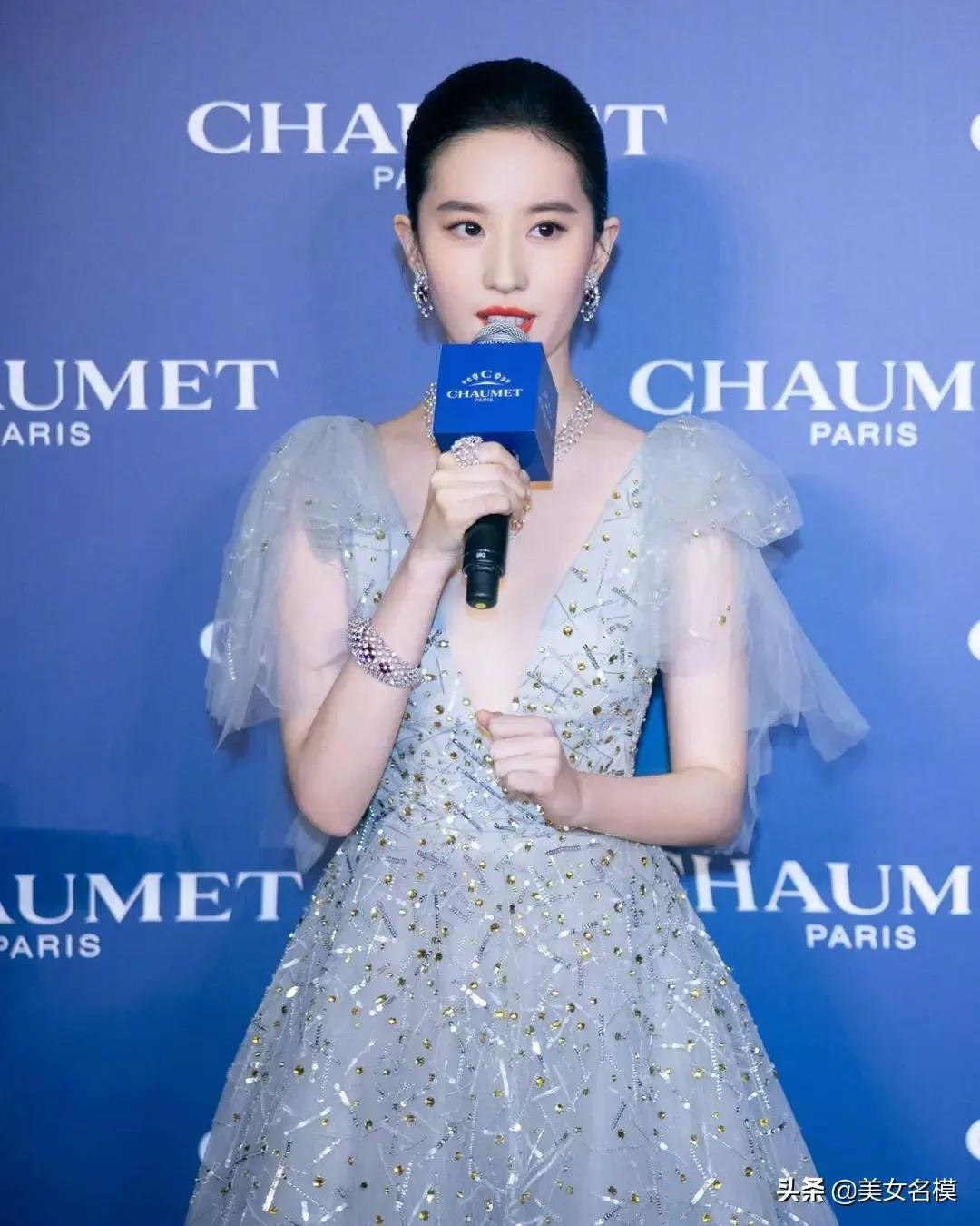 Liu Yifei's blue deep V dress, a proper visual feast - iMedia