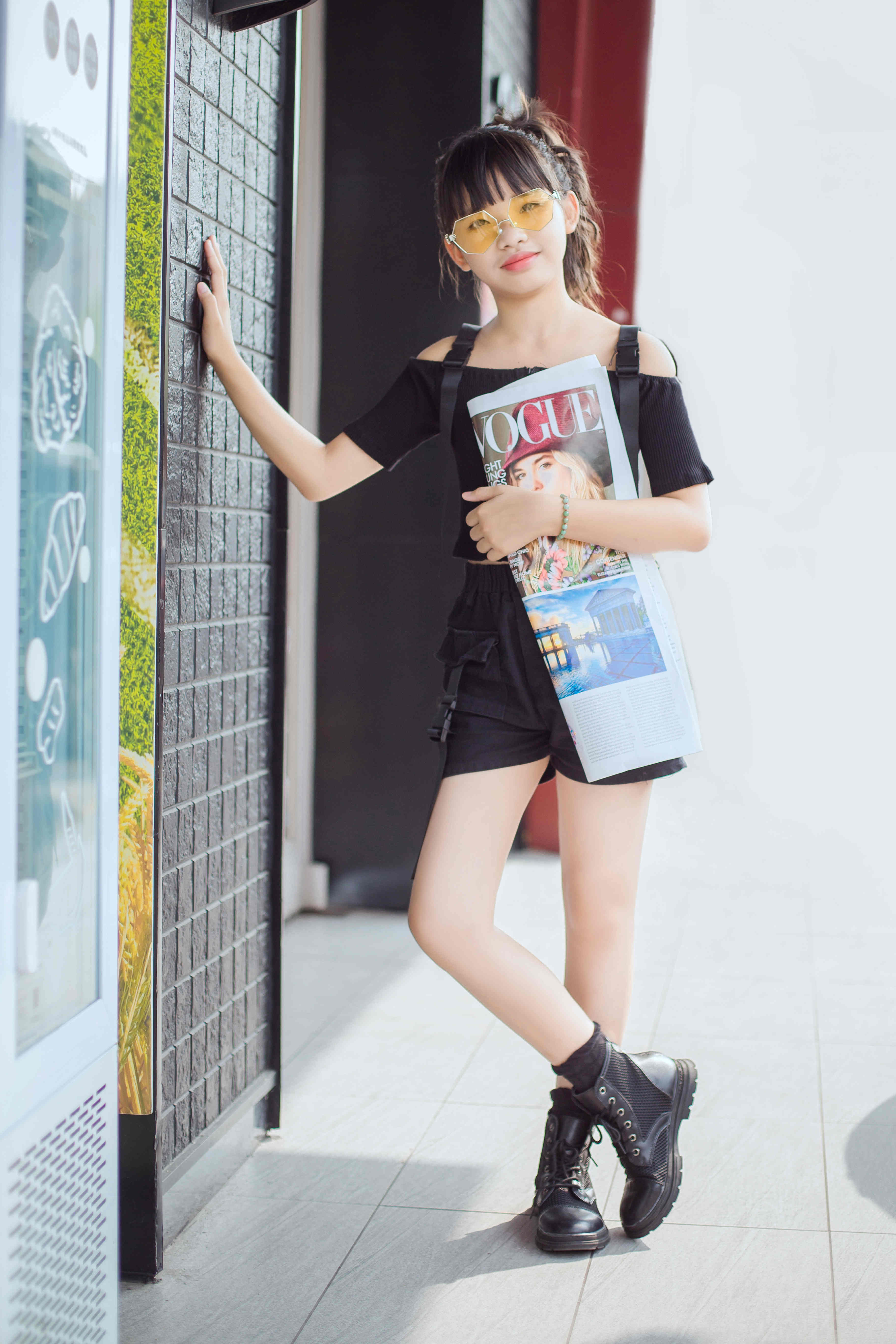 黄紫君全新写真上线 耍酷中藏不住的可爱潮范 资讯咖