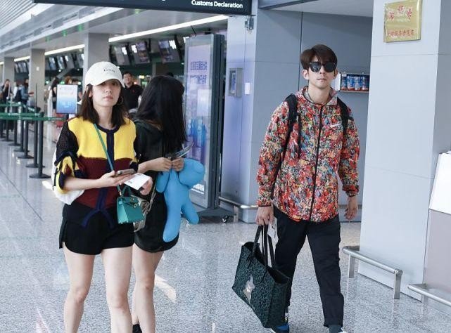 Jia Jingwen and Xiu Jiekai take the eldest daughter to the airport, the ...