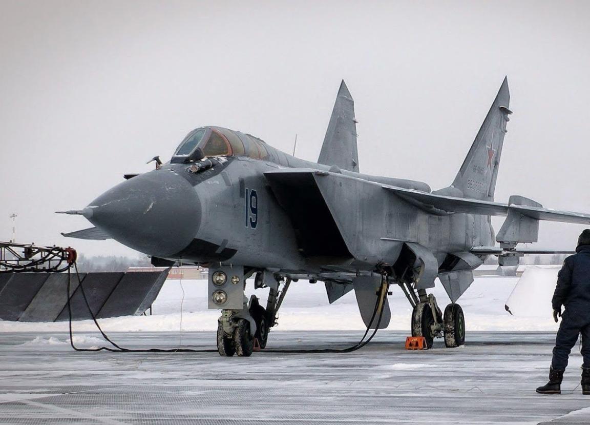 How big is the heavy interceptor MiG-31?Same frame as MiG-29, the size is clear at a glance