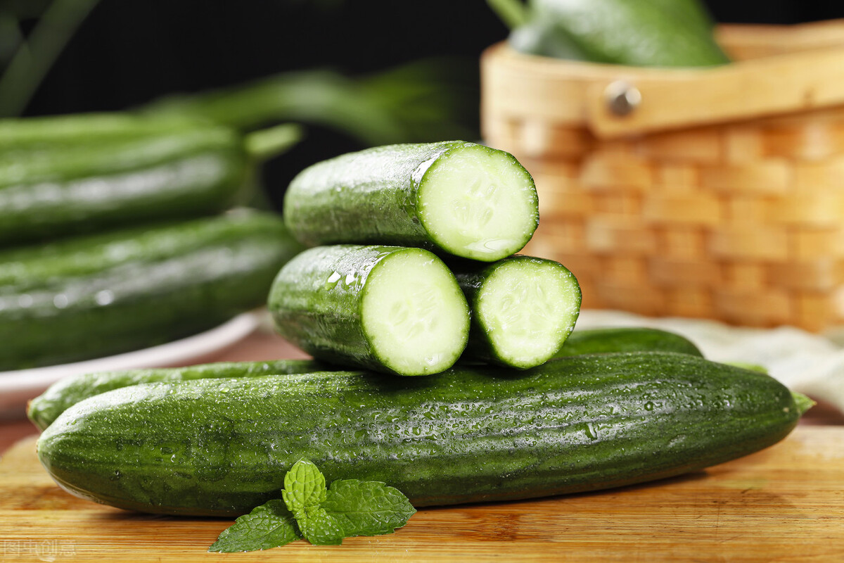Cucumbers are rich in nutrients, rub the skin with cucumber juice to