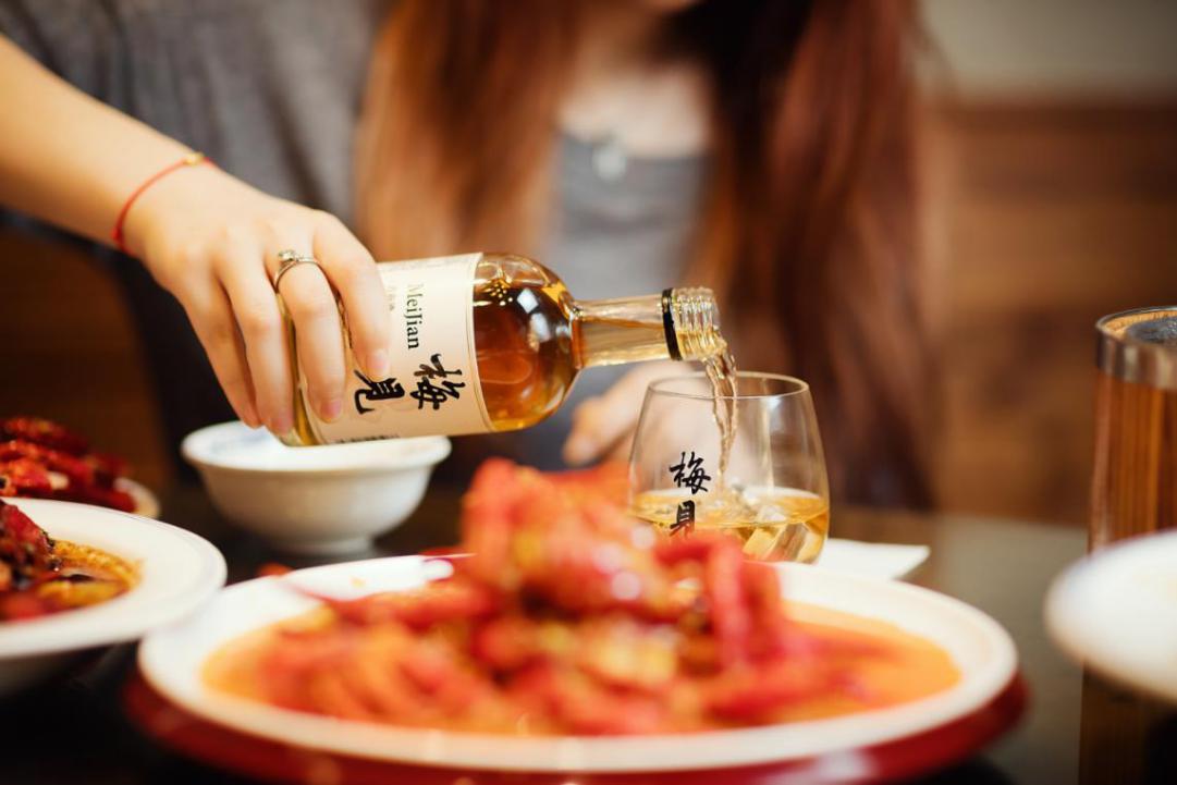 In the microdrinking fruit wine market, why does the "Meijian" green plum wine under Jiang