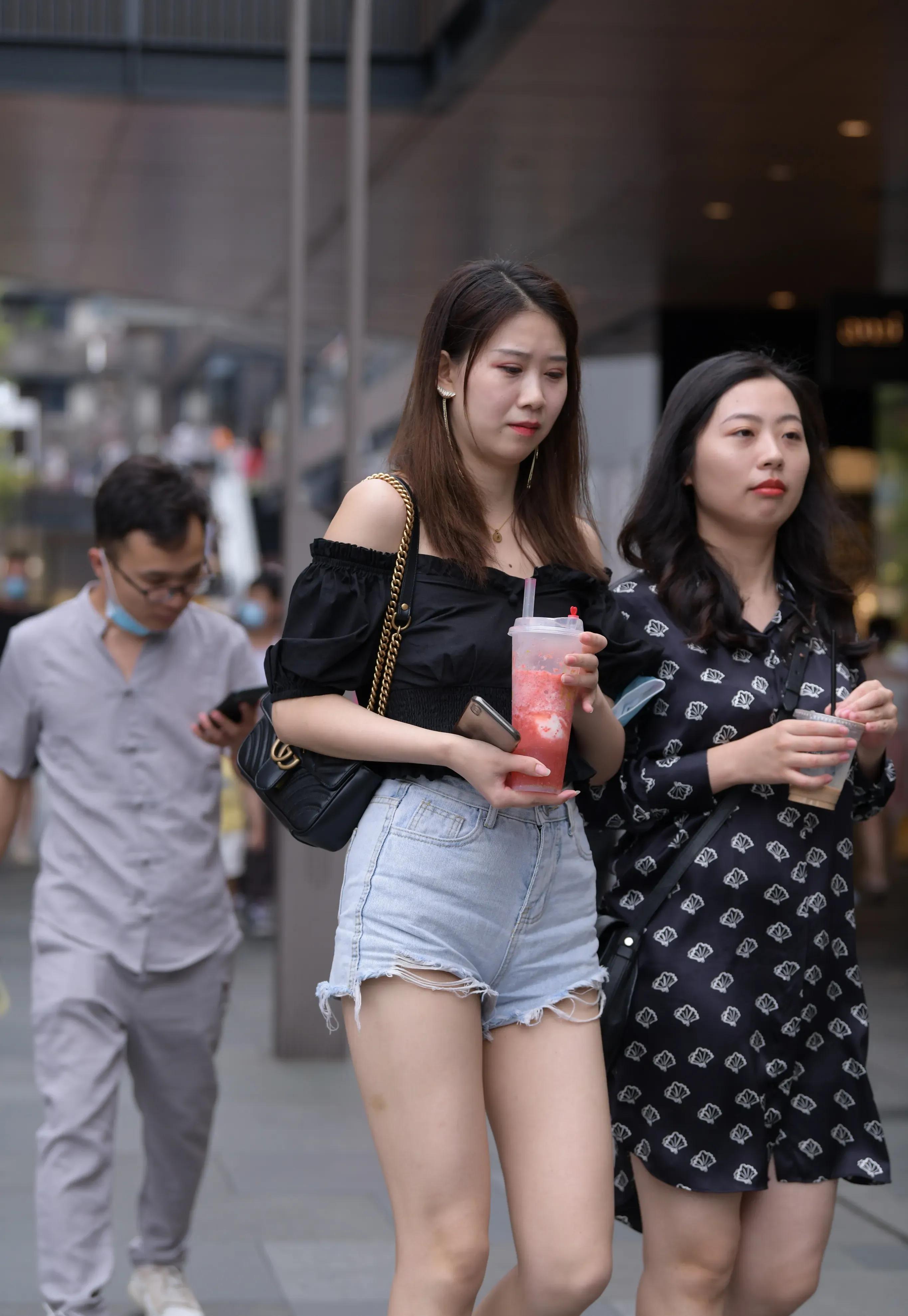 The young lady who wears denim hot pants in street photography - iMedia