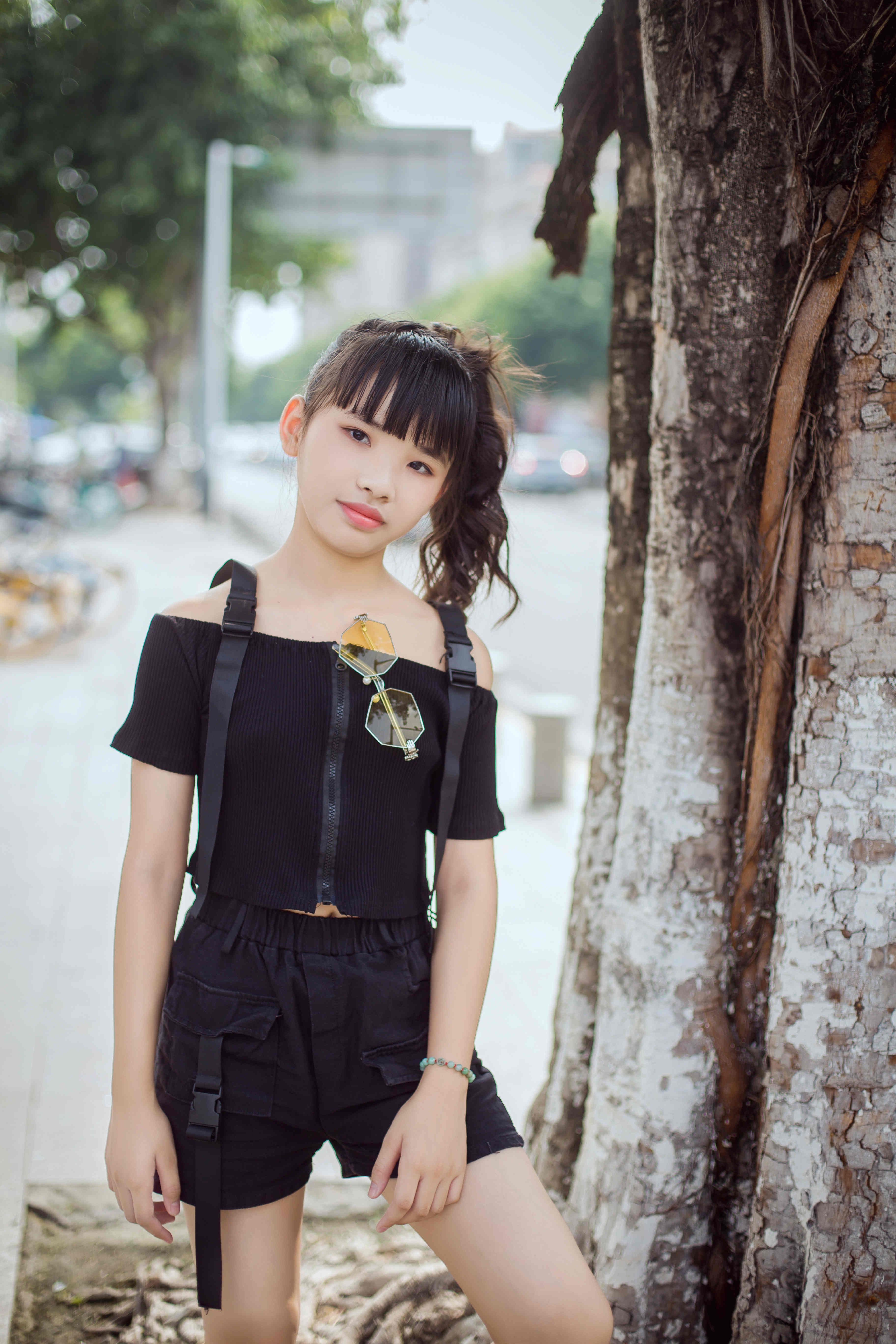 黄紫君全新写真上线 耍酷中藏不住的可爱潮范 资讯咖