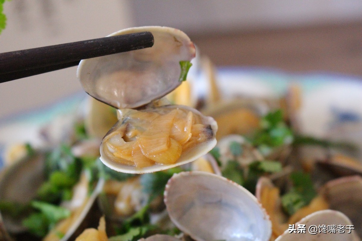 When washing clams don't just soak in salt water, the old fisherman