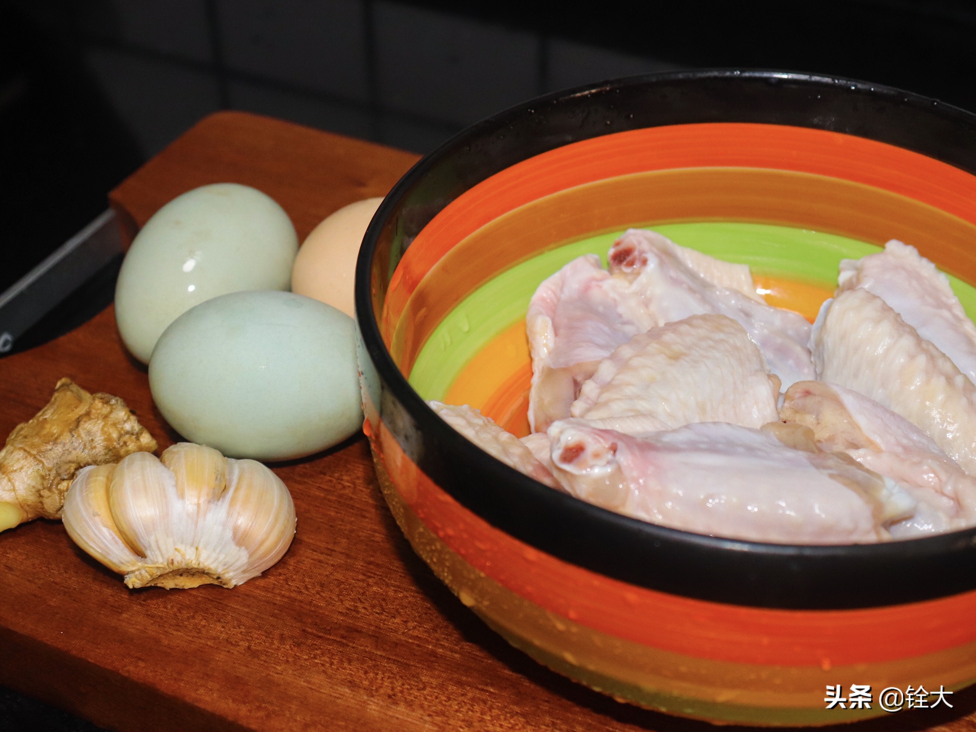 Salted egg yolk fried chicken wings should have a sandy texture. Keep