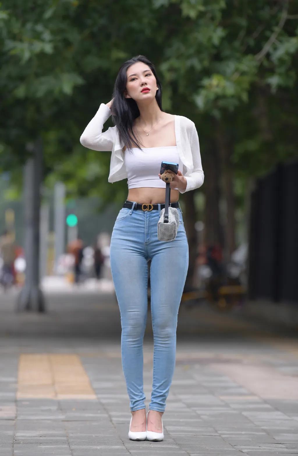 Women wear jeans to show their figure - iMedia