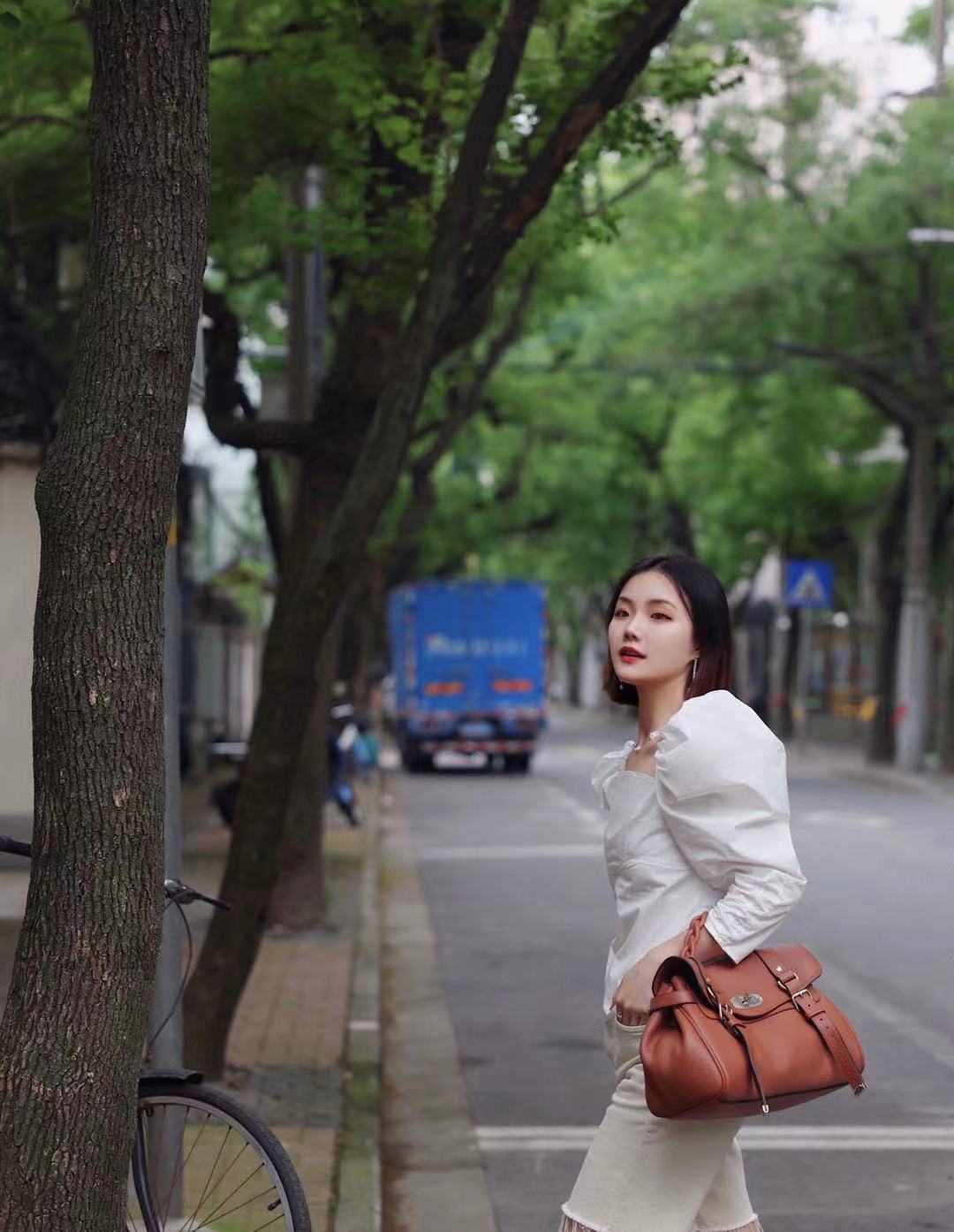 Summer fashion bloggers wear plain clothes, classic and beautiful iMedia