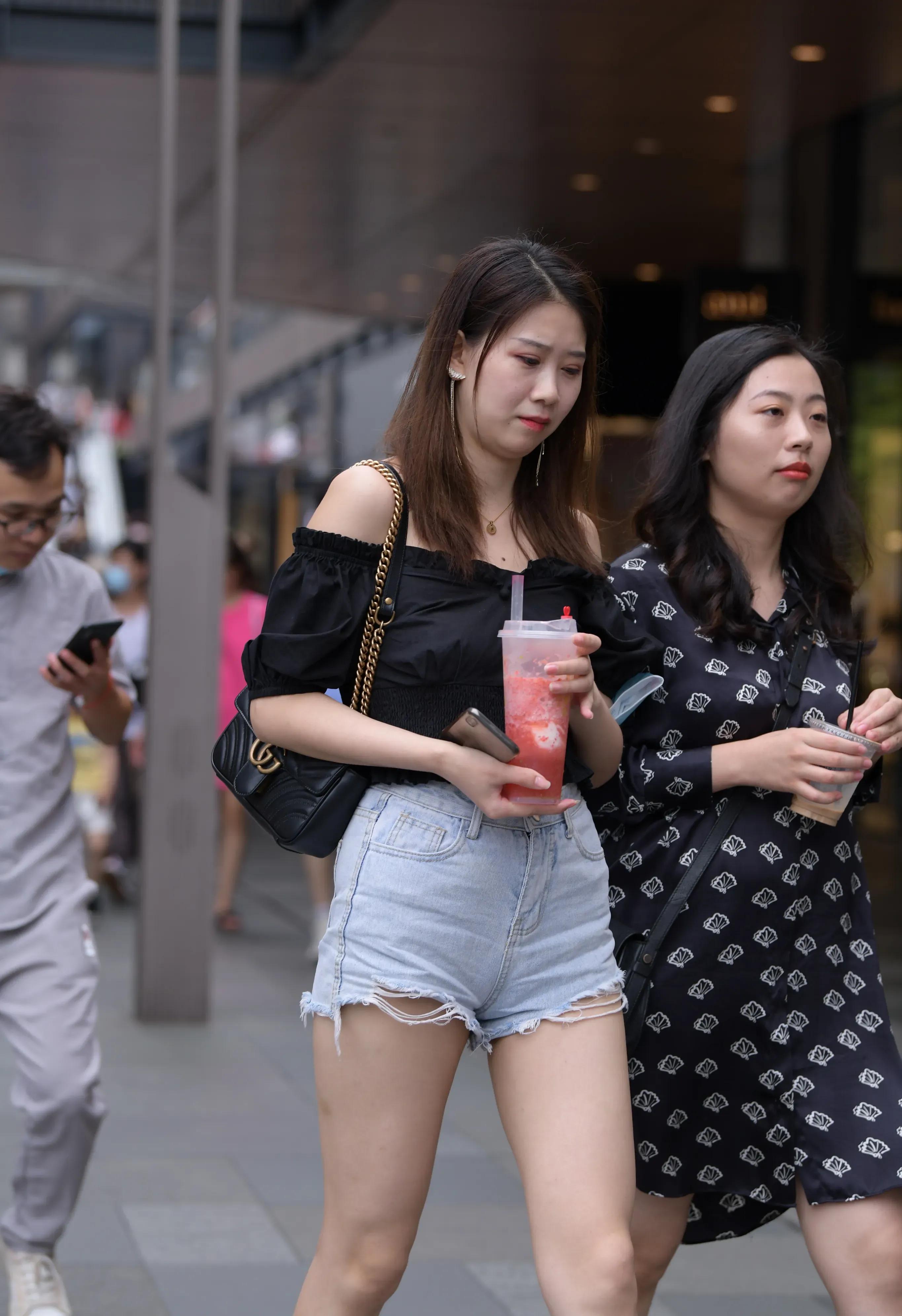 The young lady who wears denim hot pants in street photography - iMedia