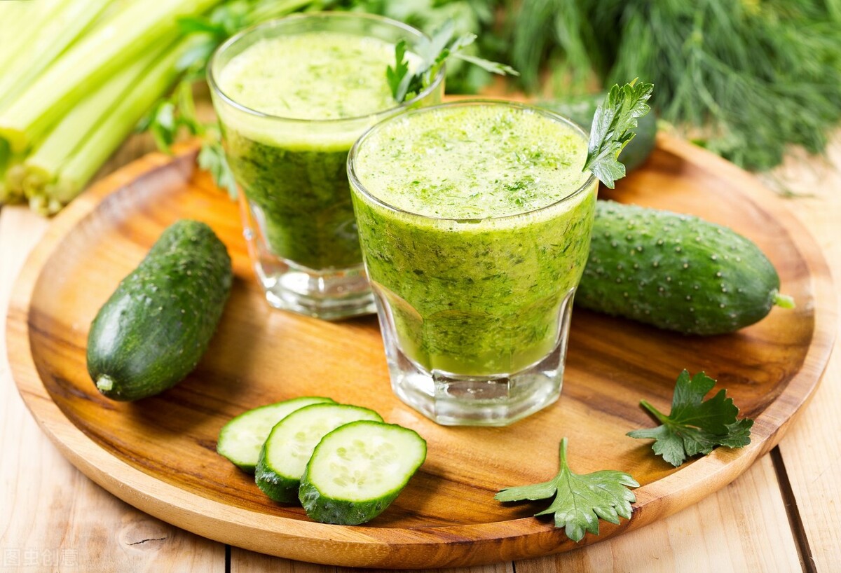 Cucumbers are rich in nutrients, rub the skin with cucumber juice to moisturize and relax