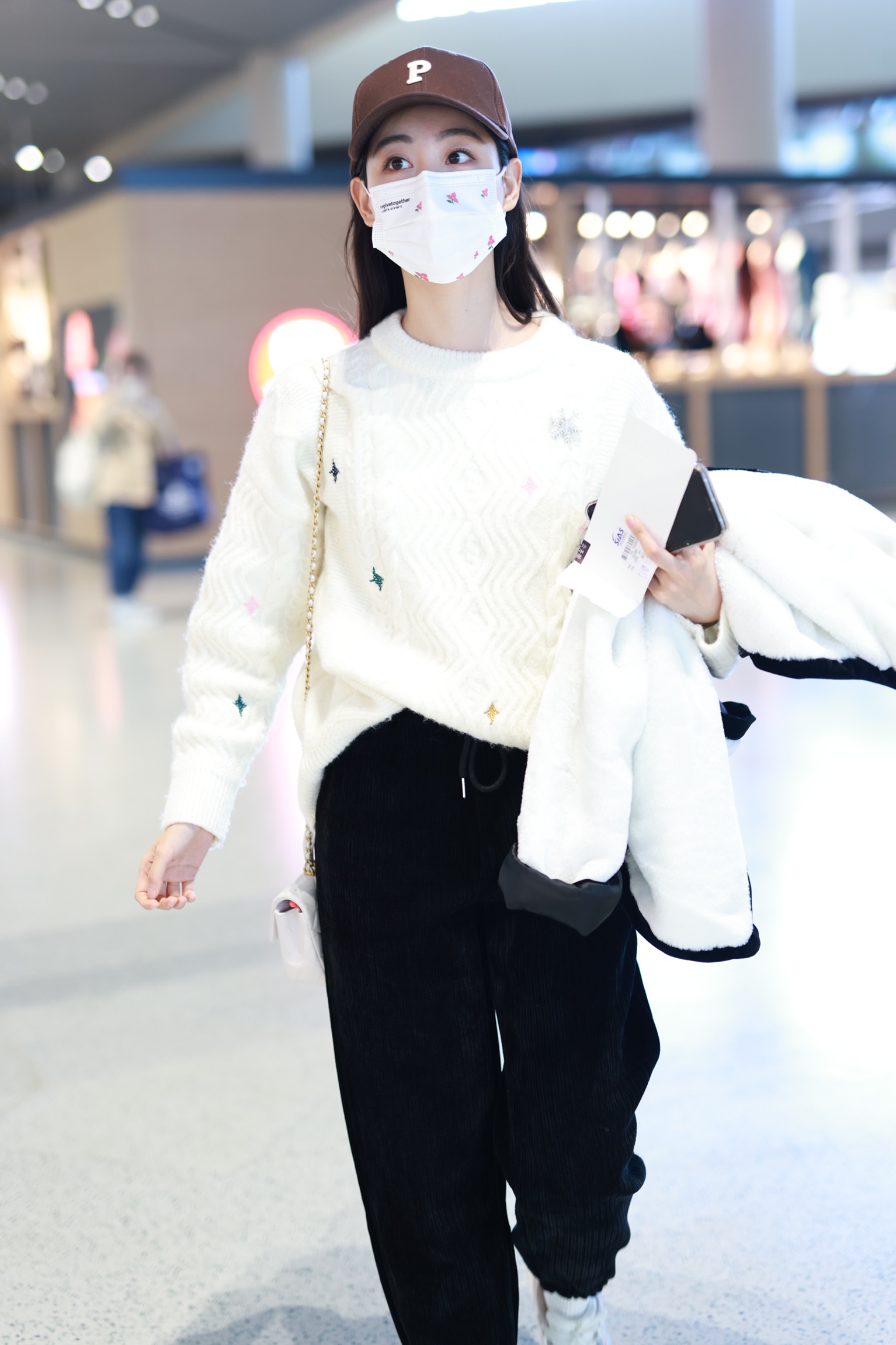 Zhu Xudan appeared at the airport wearing a brown hat with a patterned ...