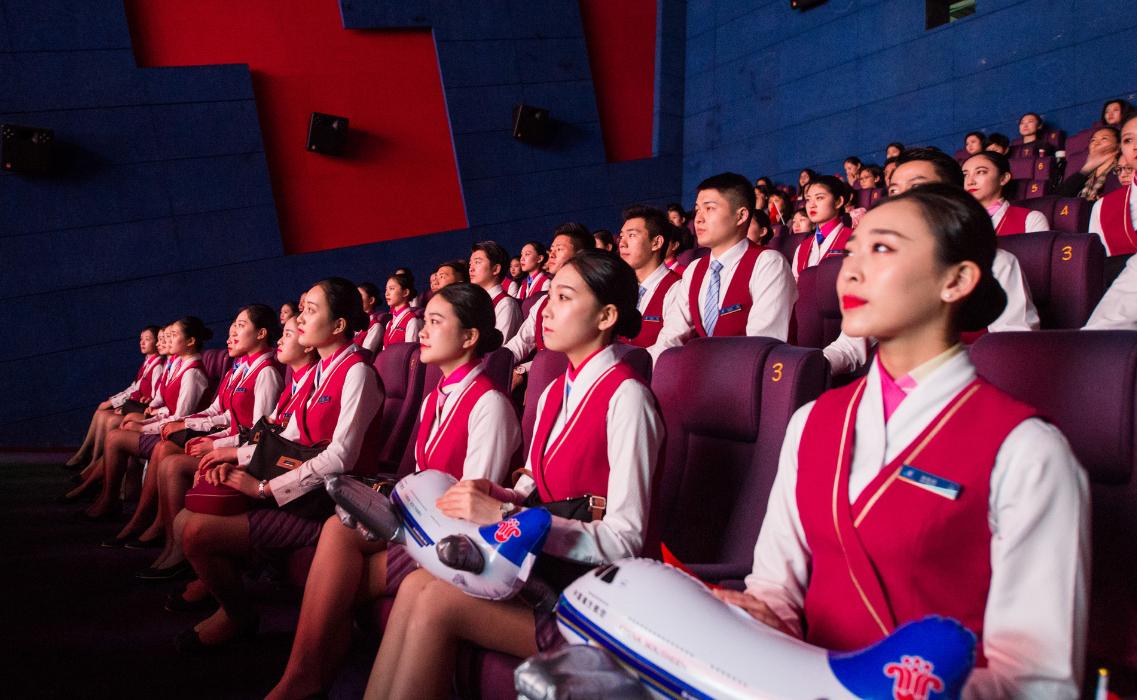 I finally know why flight attendants wear skirts. These 3 reasons are very reasonable. iMedia