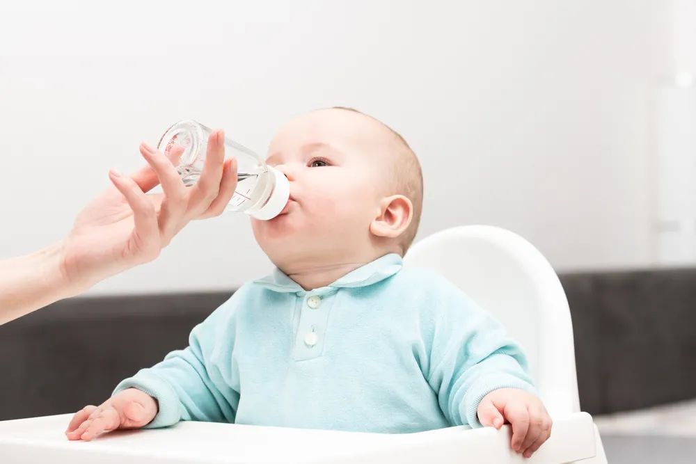 Does the baby need to drink water before 6 months? iMedia