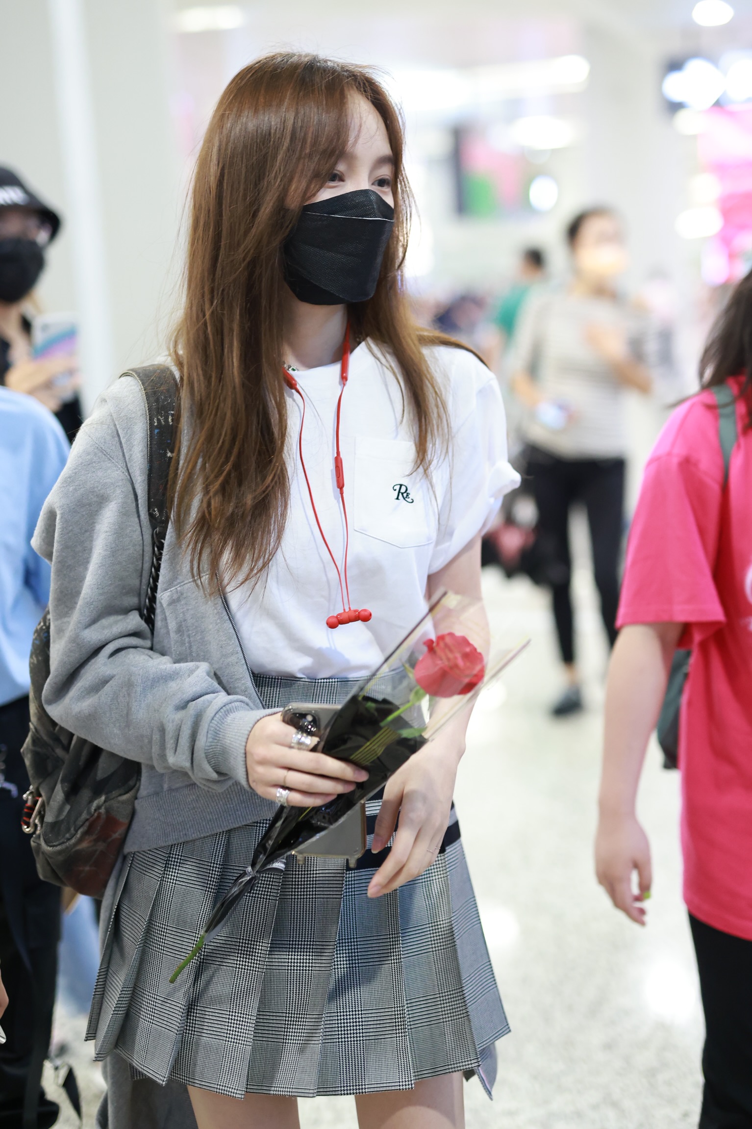 Meng Jiabai T with a miniskirt appeared at the airport holding flowers ...