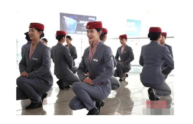 I finally know why flight attendants wear skirts. These 3 reasons are very reasonable. iMedia