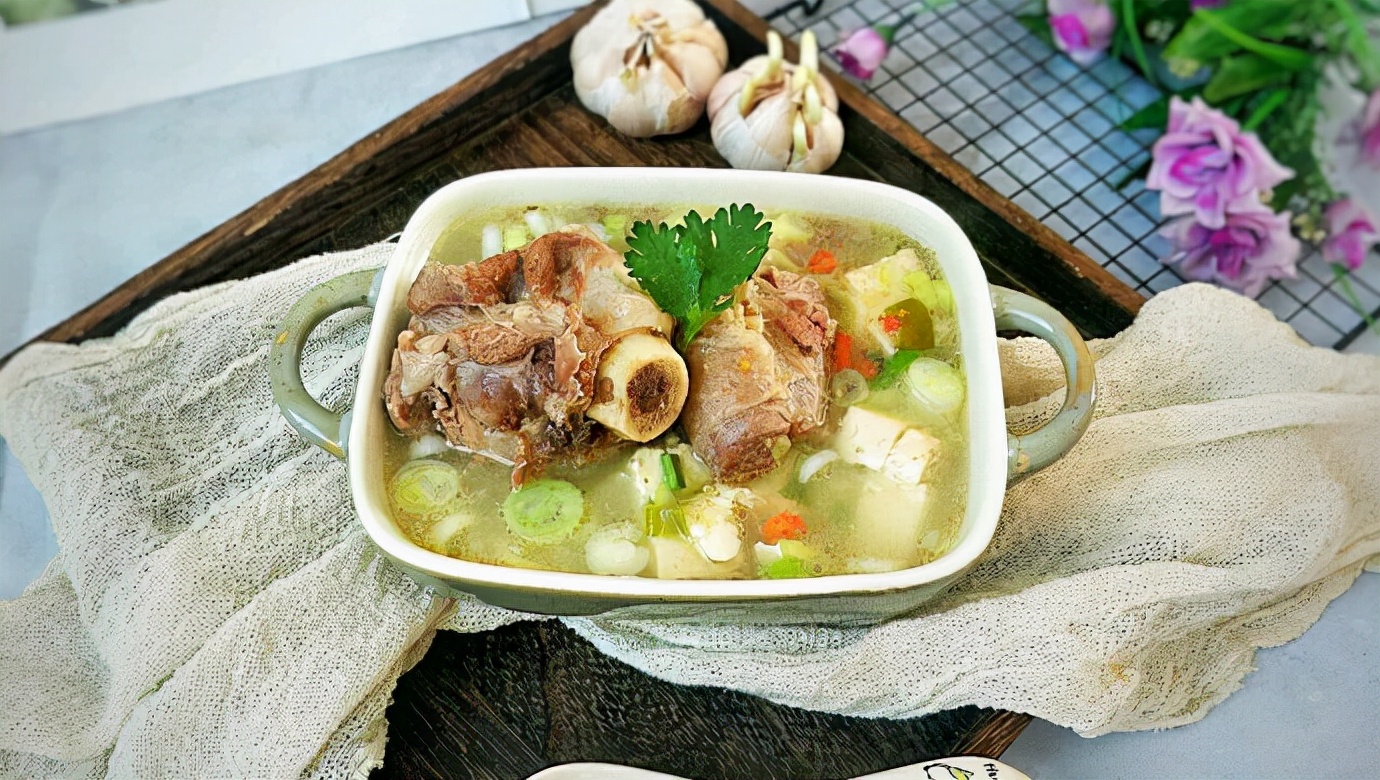 The homemade method of lamb bone soup, not mutton or greasy, nutritious