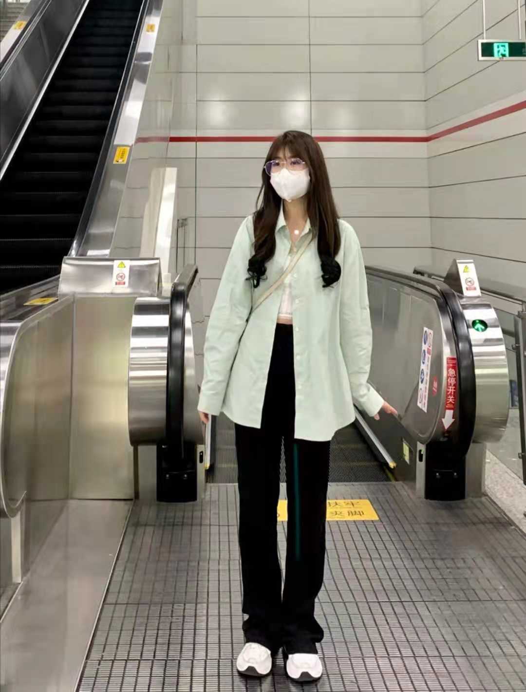 What color pants look good with a mint green top iMedia