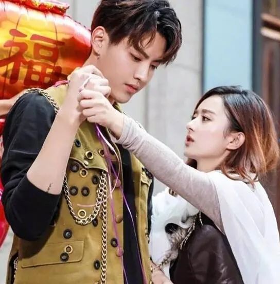 Zhao Liying officially announced a divorce!Wang Yibo lay innocently ...