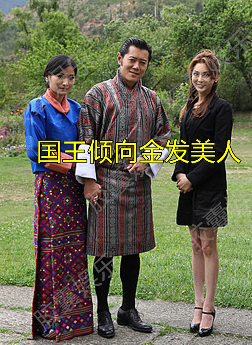 40岁不丹国王与金发美人合影 手牵佩玛王后 身体却倾向靠美女 Mp头条
