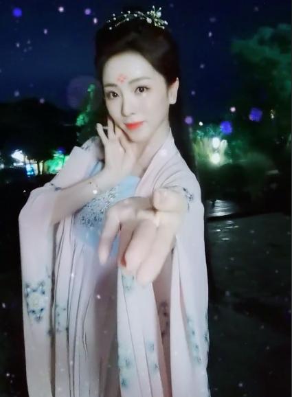 Cctv Host Li Sisi Dances In Hanfu, Revealing A Slender Neck And Fair 