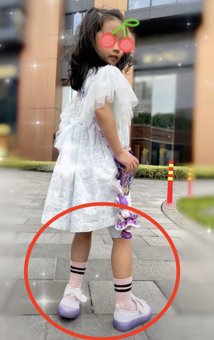 陈赫晒4岁女儿美照 双脚可正反倒置骨骼清奇 被赞是练武奇才 资讯咖