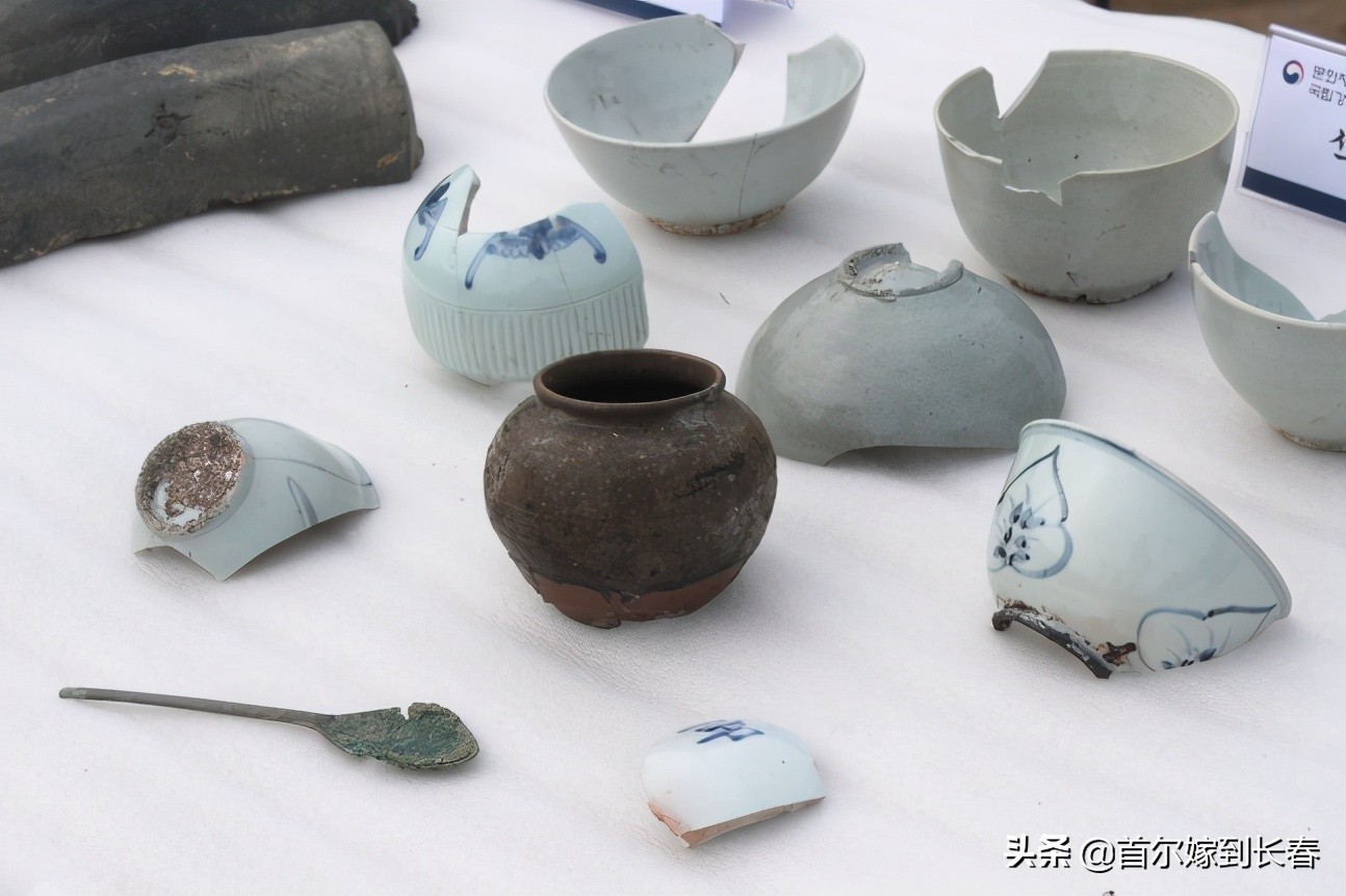 First discovery spoons and bowls appeared in the toilets of