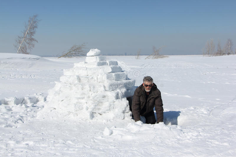 Why can igloos keep warm?Doesn't it melt if you make a fire in it? iMedia
