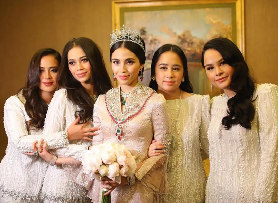 The king of Malaysia married 2 wives, gave birth to 5 tropical 