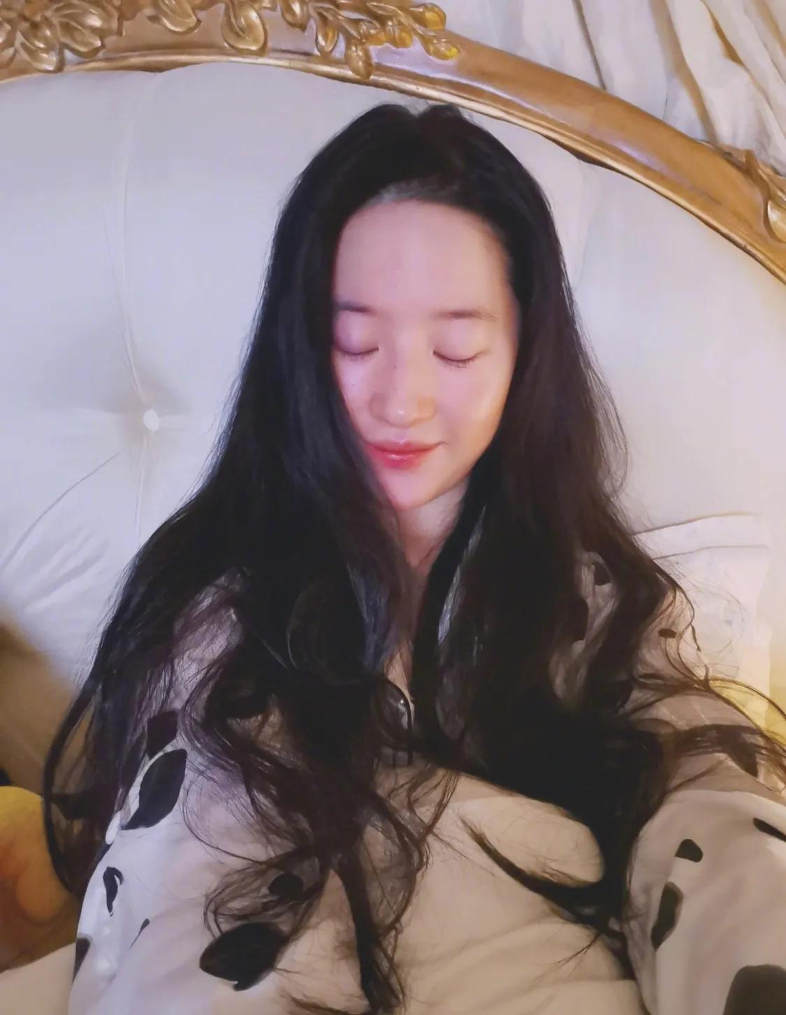 34-year-old Liu Yifei made a selfie without makeup and posted her hair ...
