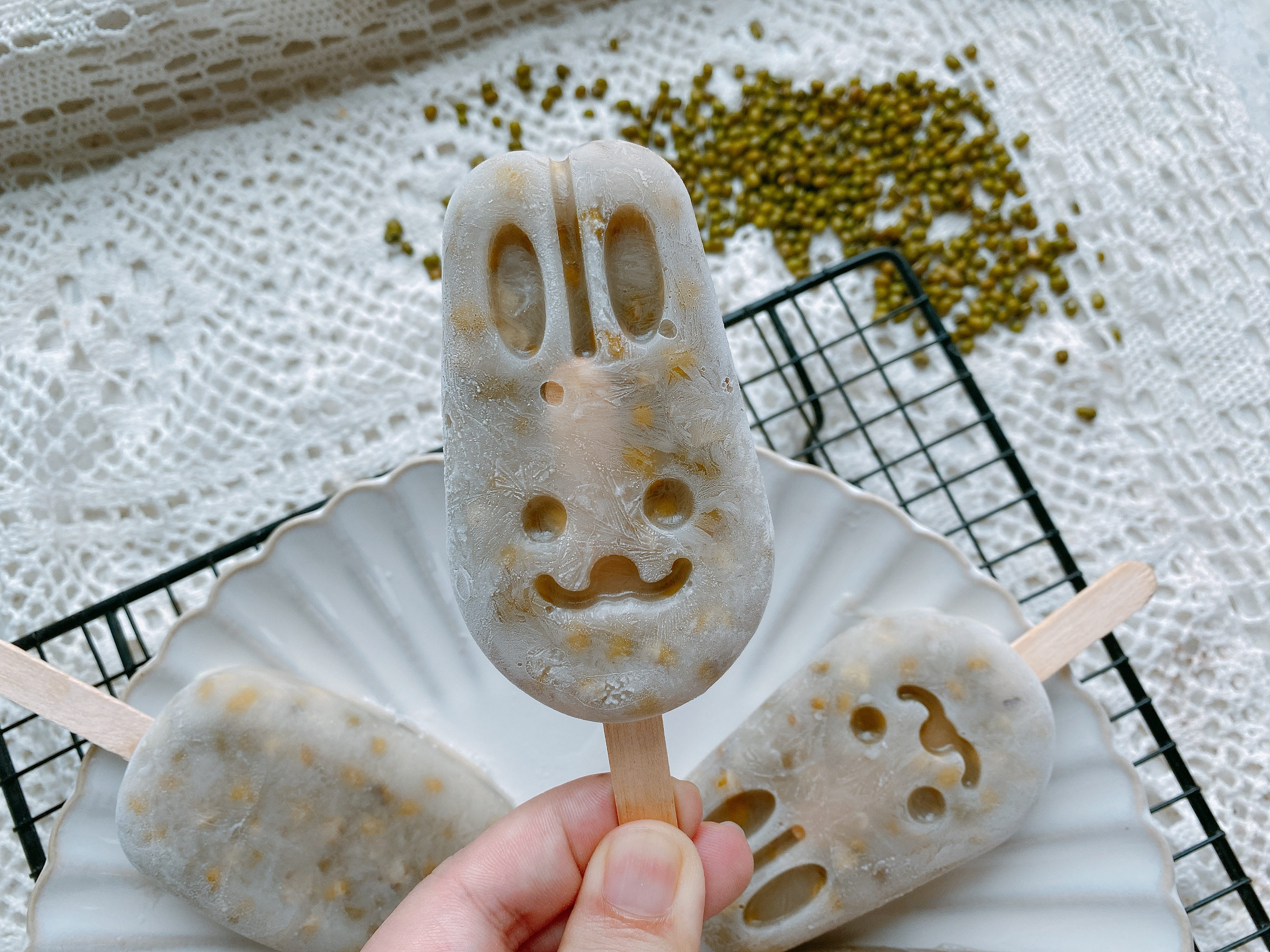 Cold mung bean ice cream for relieving heat, made by yourself at home