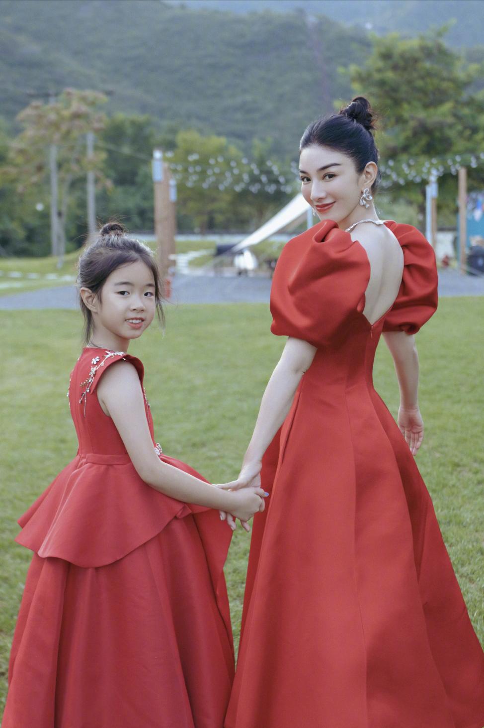 After holding hands with her boyfriend, Huang Yi posted a photo with her  daughter on her birthday, knowing how to let go of the past - iMedia