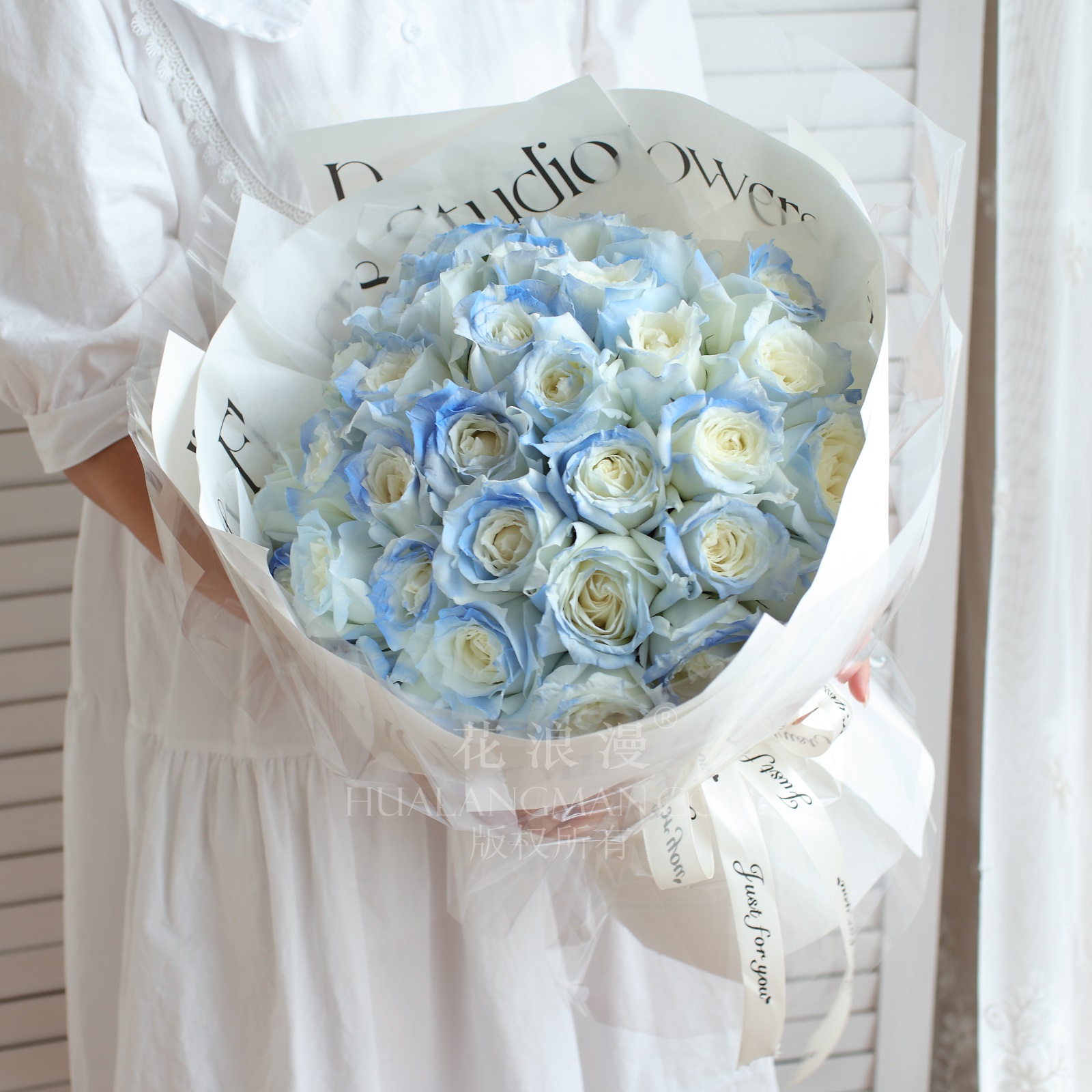 Blue rose flower language, the symbolic meaning of blue rose, what does