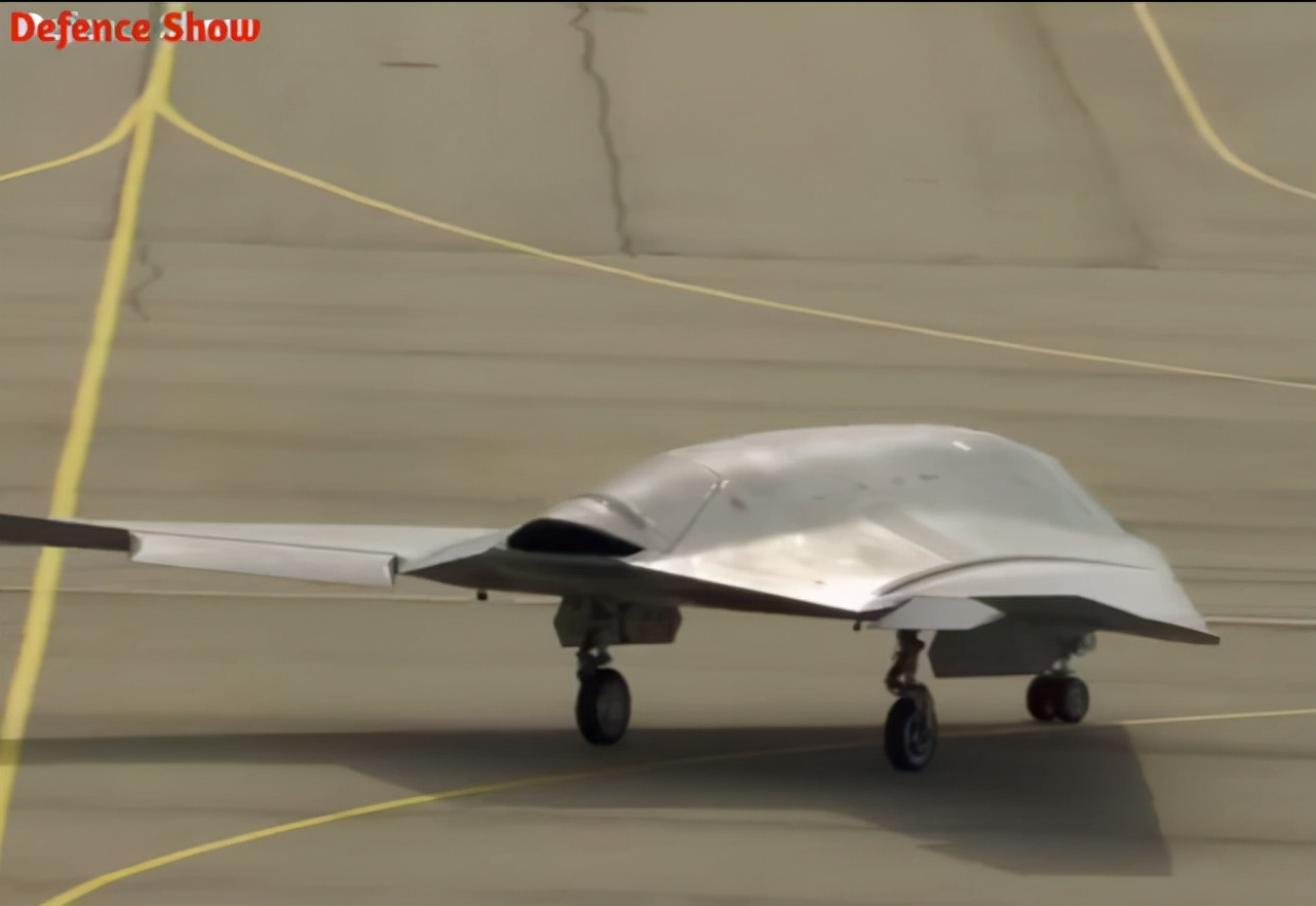 Russian flying wing drone, this design is not as good as India!The tail ...